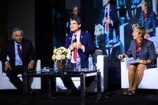 Debate, mediado por Jefferson Manhães, contou com os convidados internacionais Shyamal Majumdar e Denise Amyot  (Fotos: Gildo Júnior - IFRR)