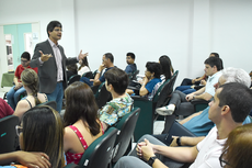 Jefferson Manhães durante conversa com os servidores