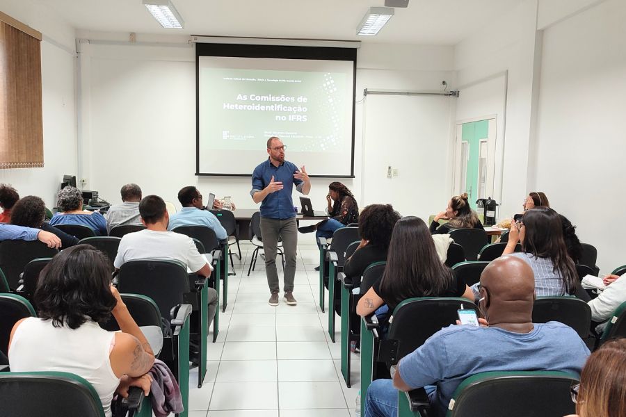 Servidores do IFF participam de curso sobre métodos de Heteroidentificação