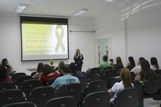A palestra sobre prevenção ao suicídio foi ministrada pela psicóloga Érika Barreto.