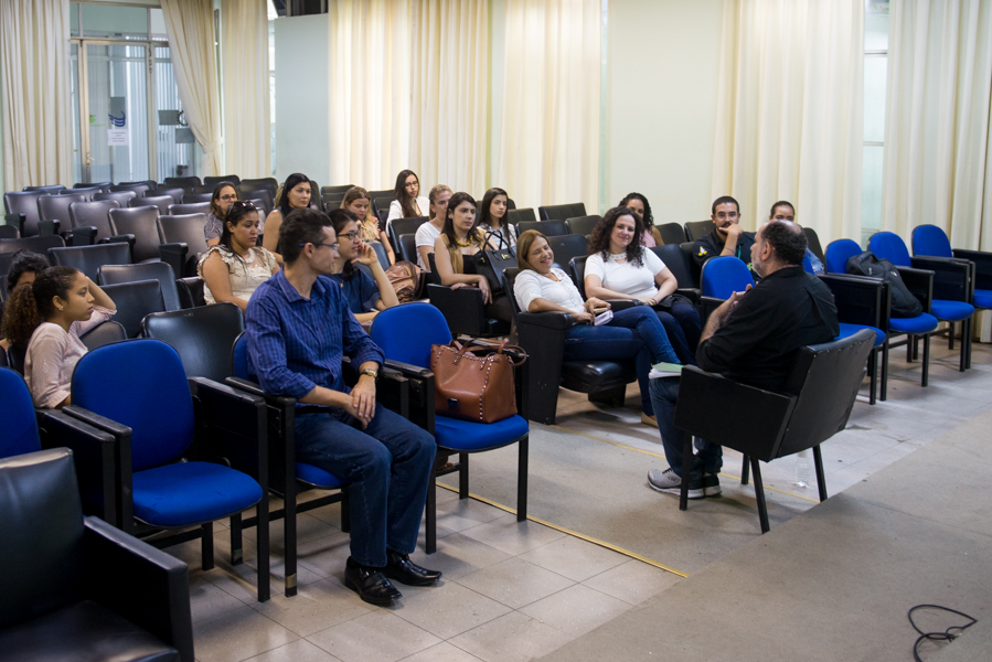 Servidores participam de palestra sobre Acompanhamento Interdisciplinar para Permanência e Êxito