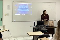 Auditora interna do IFF, Rosana Alves, ministra o curso (Foto: Divulgação/IFF).