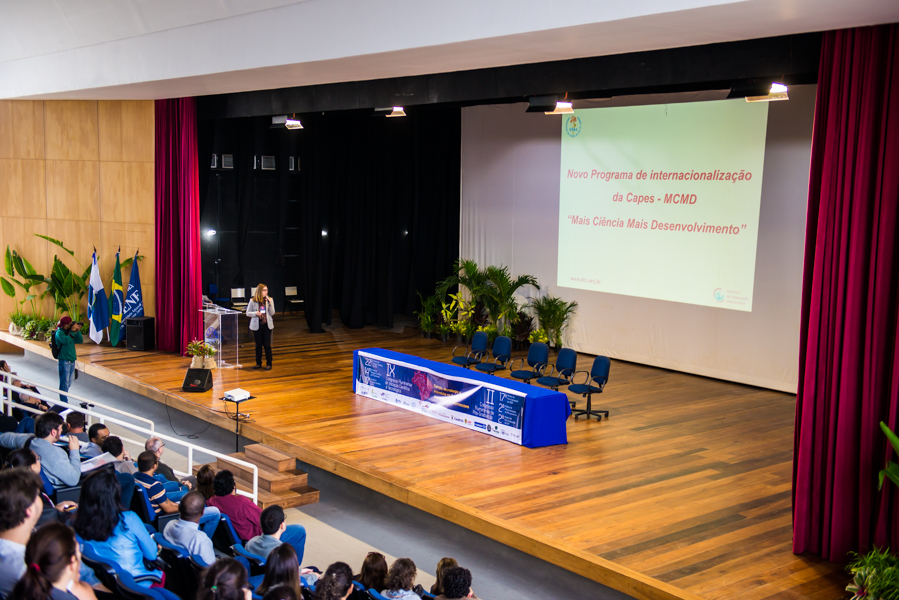 Terceiro dia do IX Confict é marcado por palestra e apresentações de trabalhos