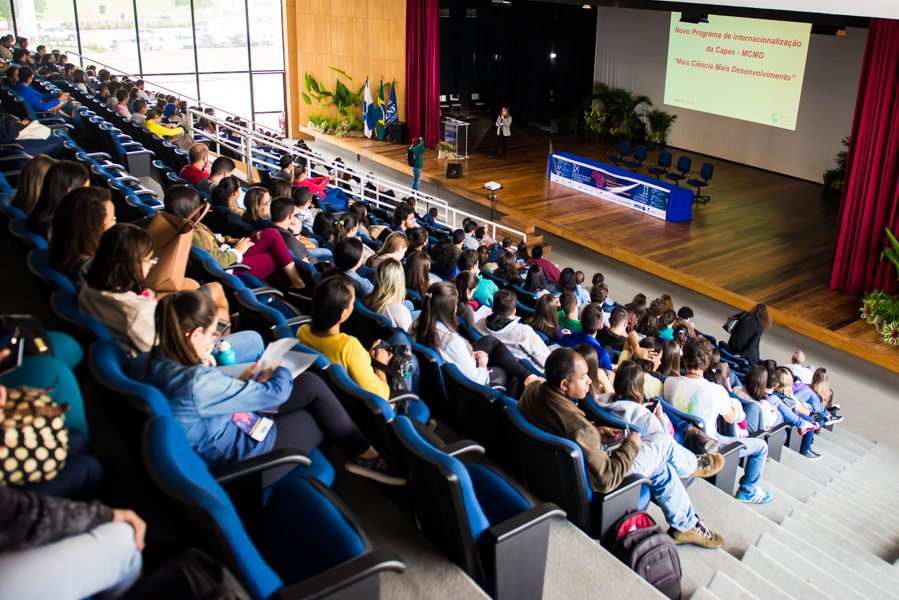 Terceiro dia do IX Confict é marcado por palestra e apresentações de trabalhos