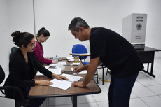 Servidor Cláudio Fidélis durante votação, na Reitoria do IFF (Fotos: Ana Carolina Cruz)