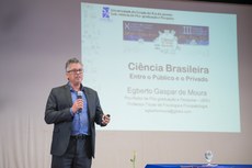 Egberto Gaspar de Moura ministrou a palestra “Ciência entre o público e o privado"