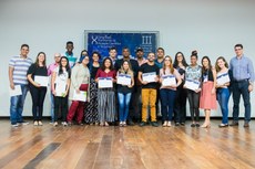 Bolsistas e orientadores do IFFluminense durante premiação 